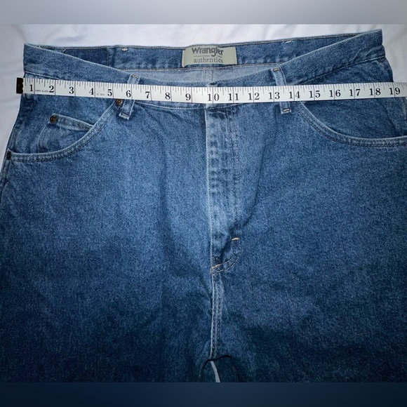 Wrangler Authentic Relaxed Fit Dark Wash Jean Men’s Size 38x32 - Picture 5 of 9